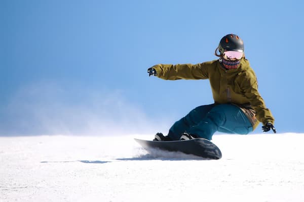 写真：スノーボードを楽しむ人