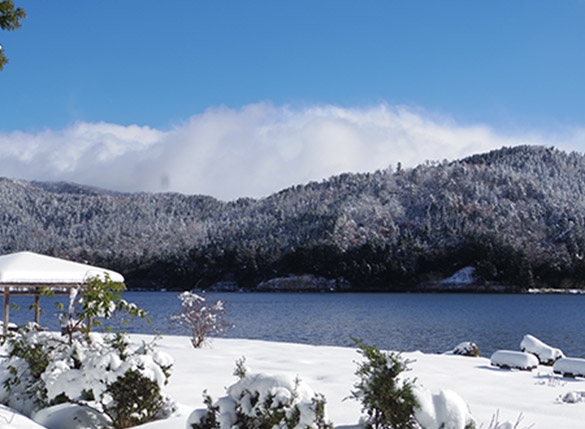 画像：滋賀県長浜市余呉湖の冬景色